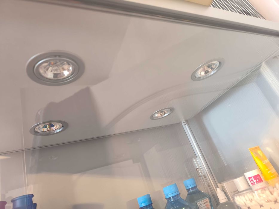 Стъклена алуминиева витрина с осветление