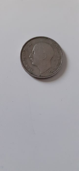 Стари монети и банкноти от миналия век.