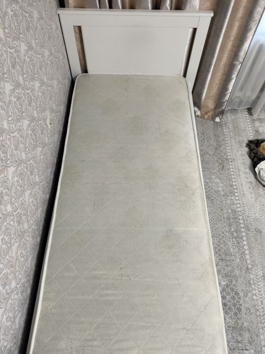 Кровать белого цвета