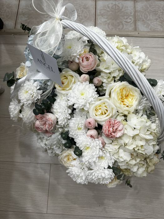 Огромный букет цветы в корзине микс