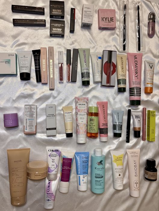 Нова козметика. Кутия с висококачествена козметика.