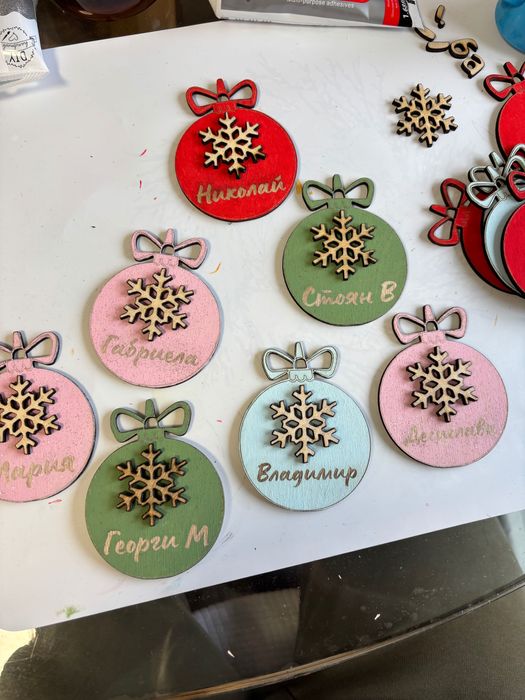 Персонализирани коледни играчки за елха