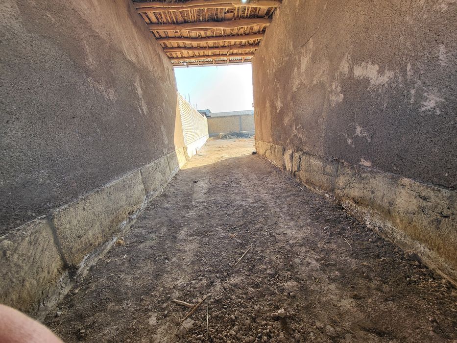 Срочна. Курилиши тугалланмаган ховли. Зилол.