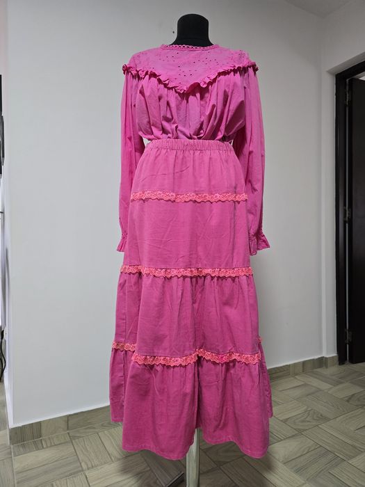Fusta fucsia din raiat cu volane feminine si dantela