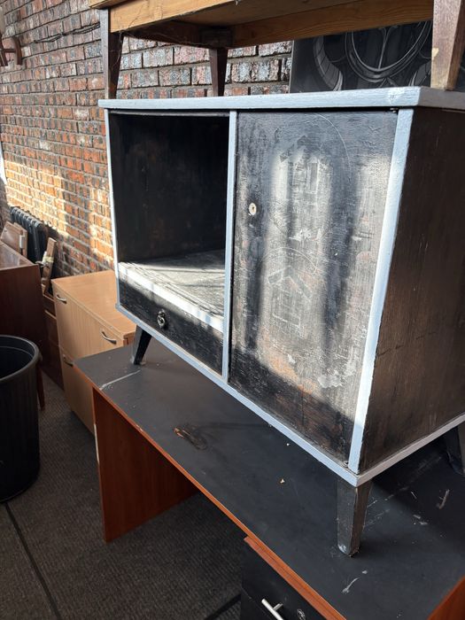 тумбочки, стол, шкафы даром