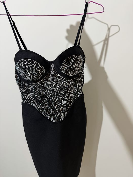 Бандажна рокля с камъни чосто нова