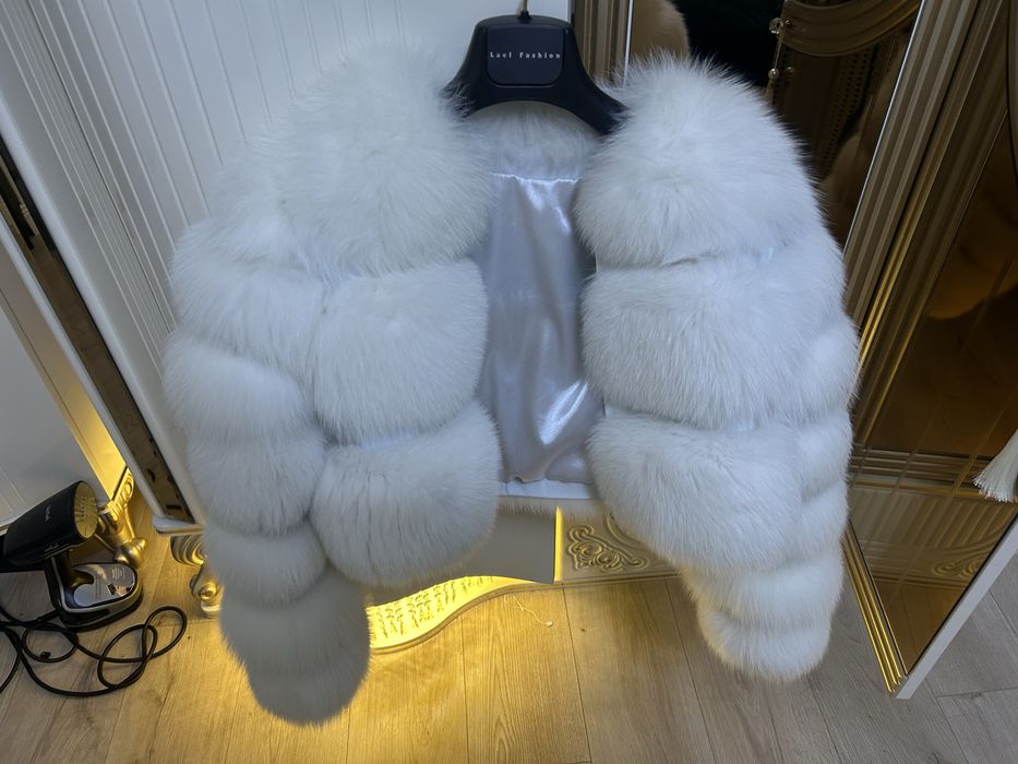 Vand urgent haina blana noua