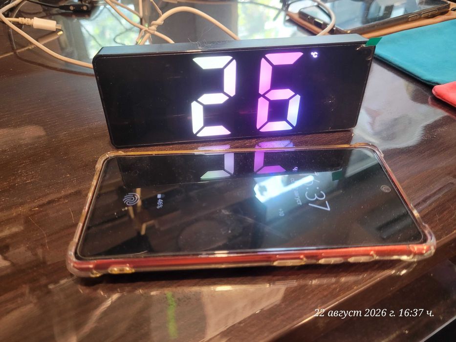 LED будилник с многоцветен RGB дисплей и огледална повърхност