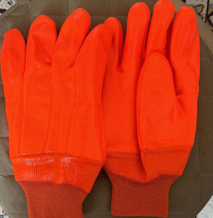 Продам новые перчатки , жилеты