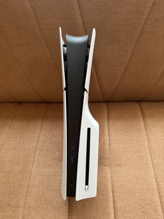 PlayStation 5..гаранция..2-контролера и 8 игри