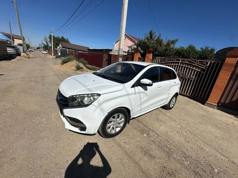 Lada X Ray (2017)