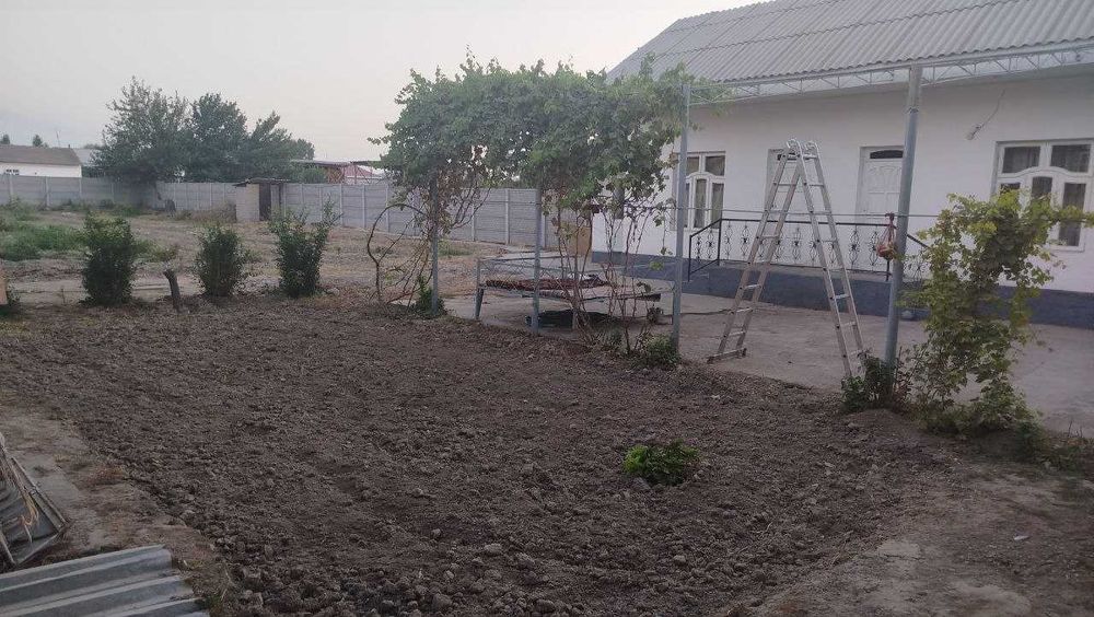 Hovli sotiladi 16 sotix 5xona yashaydigan 3 xona paltara etajka