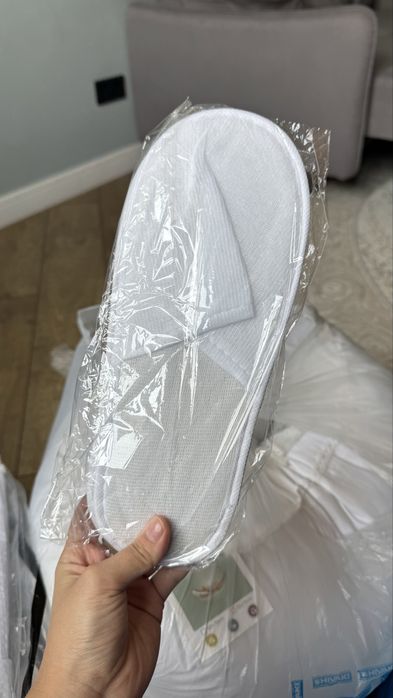 продам белые халаты, полотенца для ног