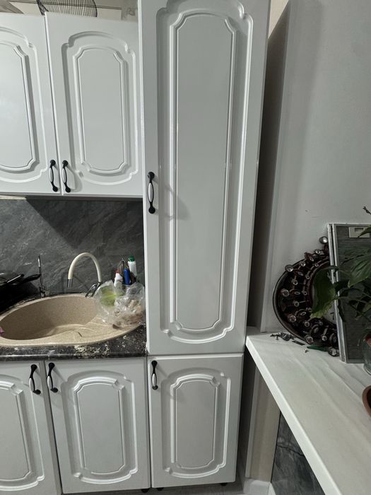 Кухонная мебель, белые шкафы