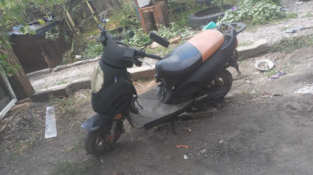 Продам скутер 80 кубов. Нет стартера и кигстартера.
