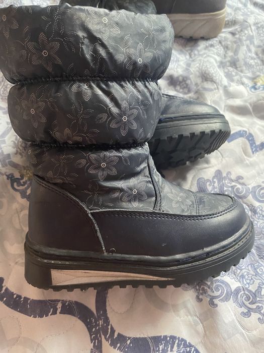 Аяқ киимдер сатылады