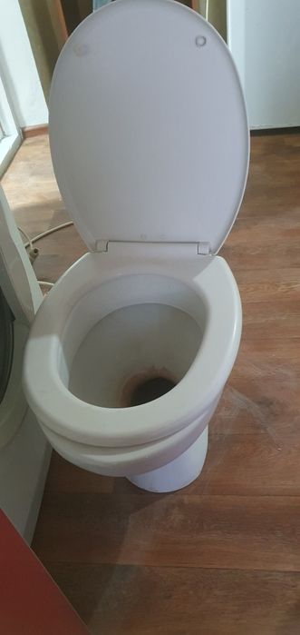 Унитаз сатылады.