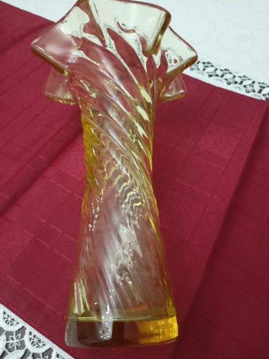 Винтажные вазы цветное стекло