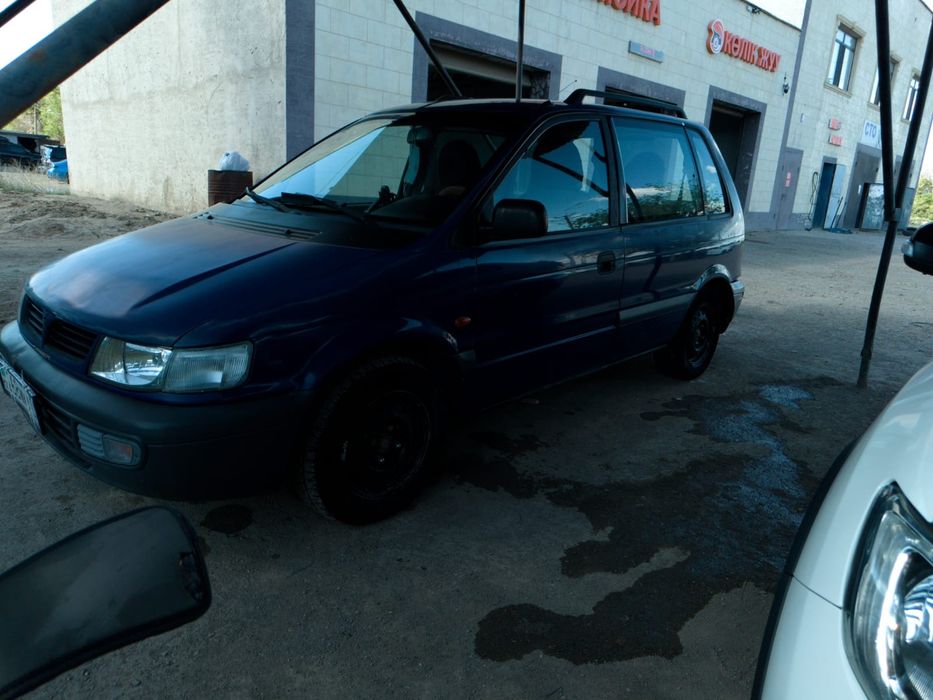 Продаю машину Mitsubishi Space Runner