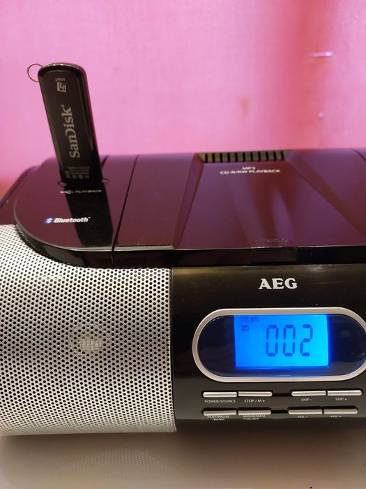 Radio AEG player stereo Cd/MP3/USB/AUX /charger. Stare foarte bună.