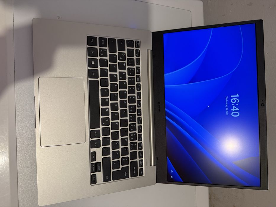 Лаптоп Samsung Galaxy Go нов