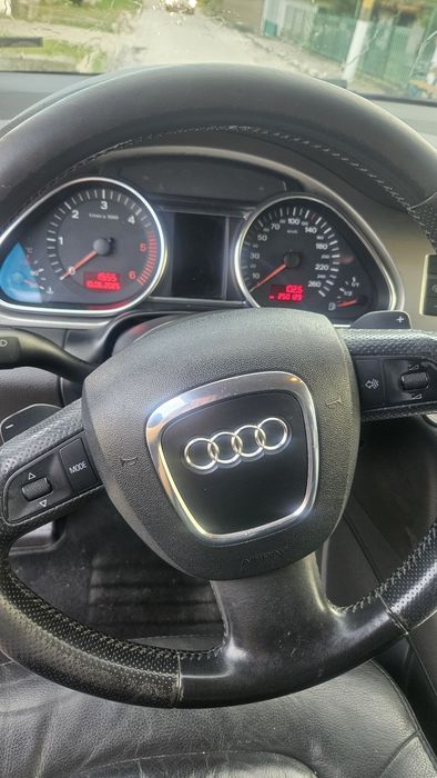 Автомобил Audi Q7