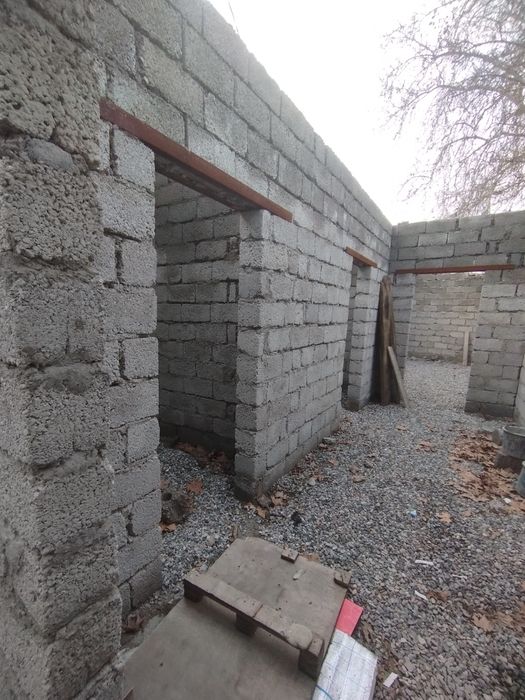 Uy sotiladi Sariosiyo Sentrdan