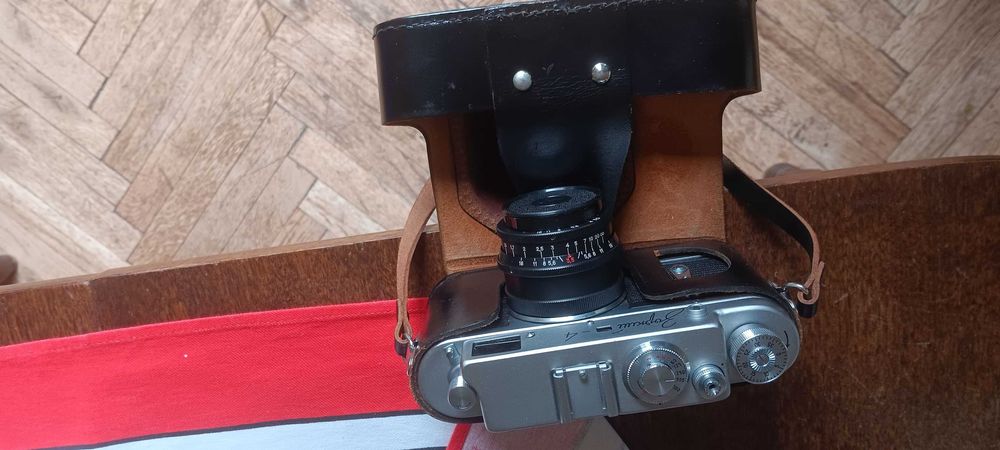 Фотоапарати за любители и колекционери  Zenit-E , Зоркий -4 , Смена 8М