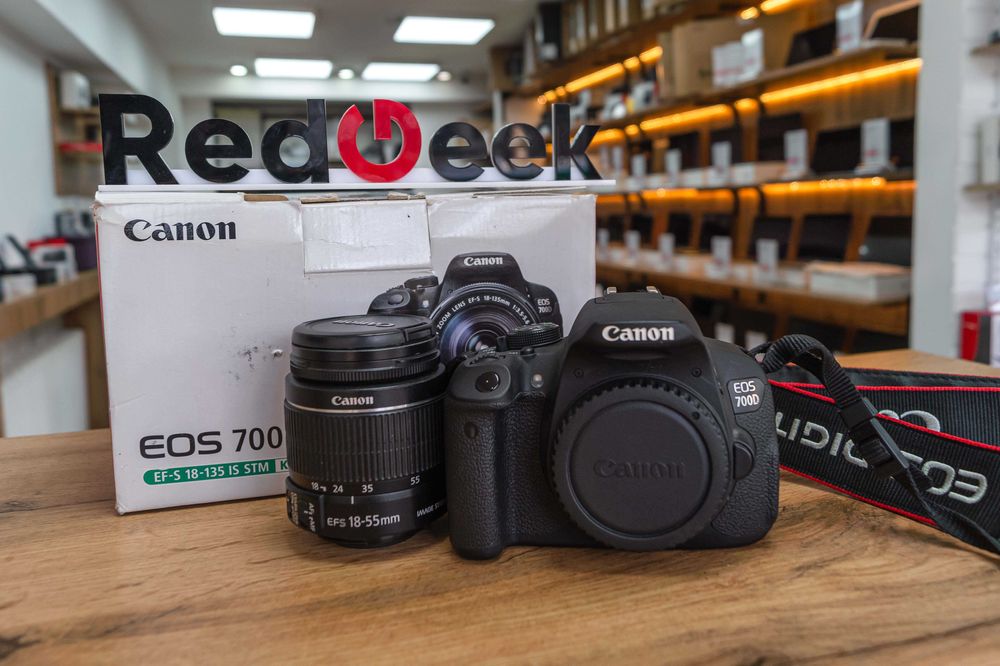 Canon EOS 700D + Объектив canon 18-55 mm Магазин Red Geek