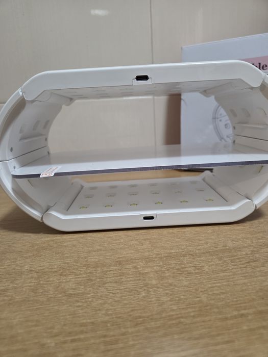 UV/LED лампа за маникюр, предназначена за бързо сушене на гел лак или