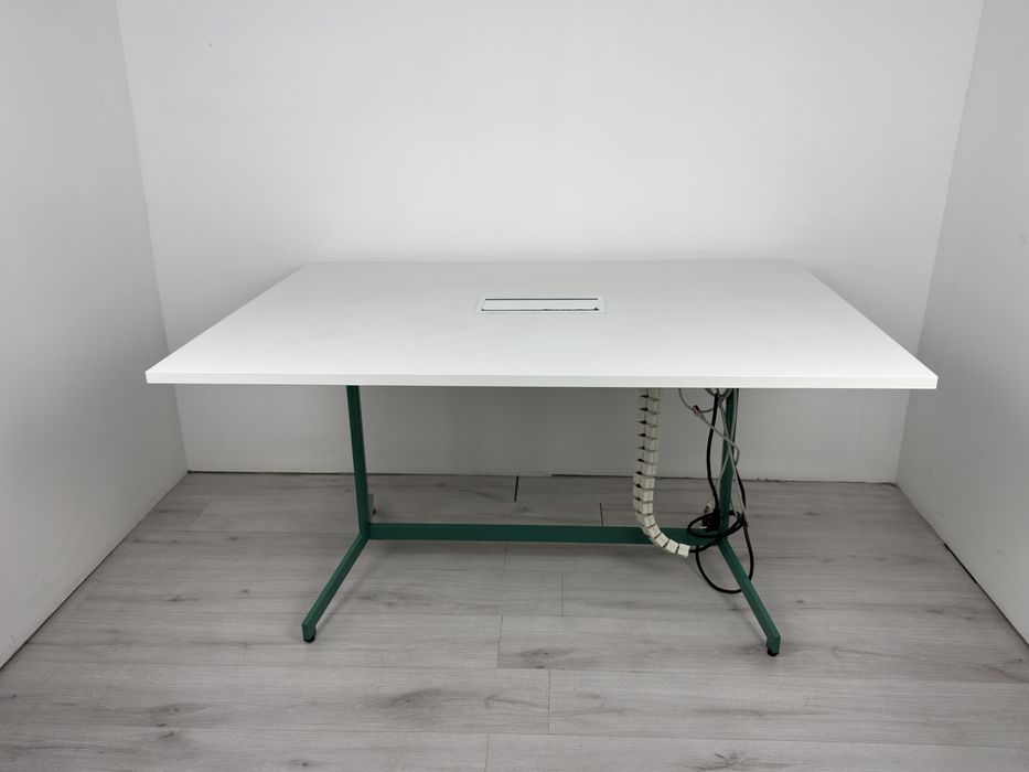 Офис заседателна / конферентна маса за 6 човека с кабелен модул