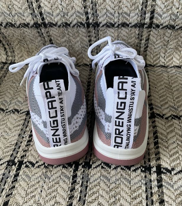 Продам новые кроссовки