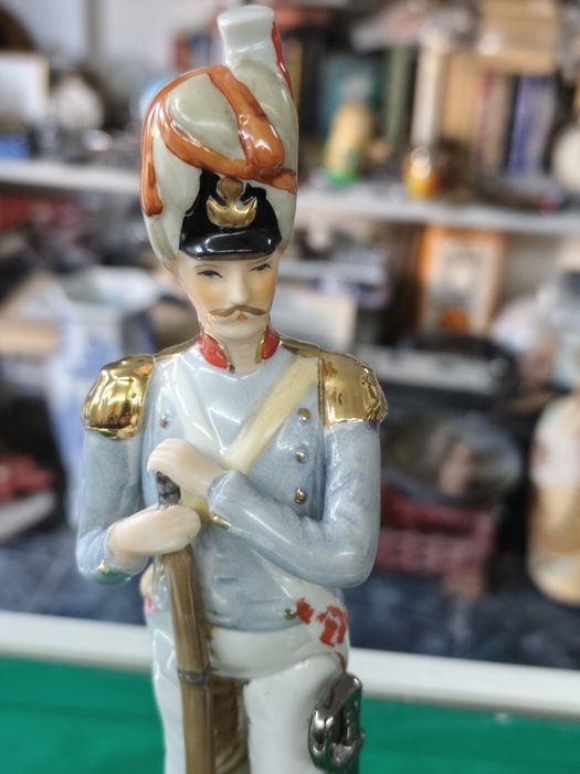 Порцеланова статуетка на войник