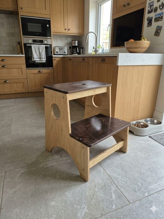 Стул-стремянка, высота 45 см.