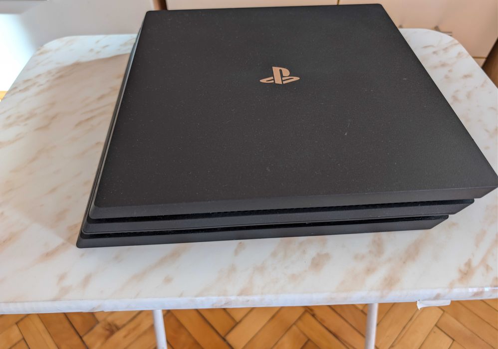 Ps4 pro 1TB с контролер и три игри