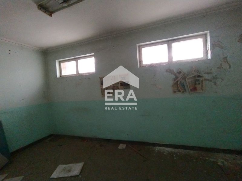 Бизнес имот Професионално-учебен център за продажба, в кв. Трошево, Ва