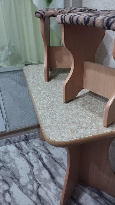 Кухонный стол с табуретами