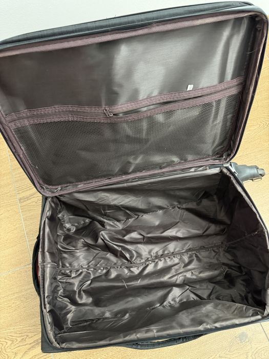 Чемодан черный среднего размера