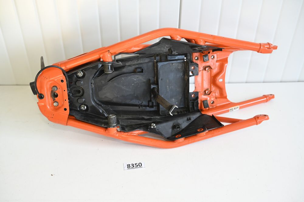KTM DUKE 125 Cadru codita spate cu plastic baterie