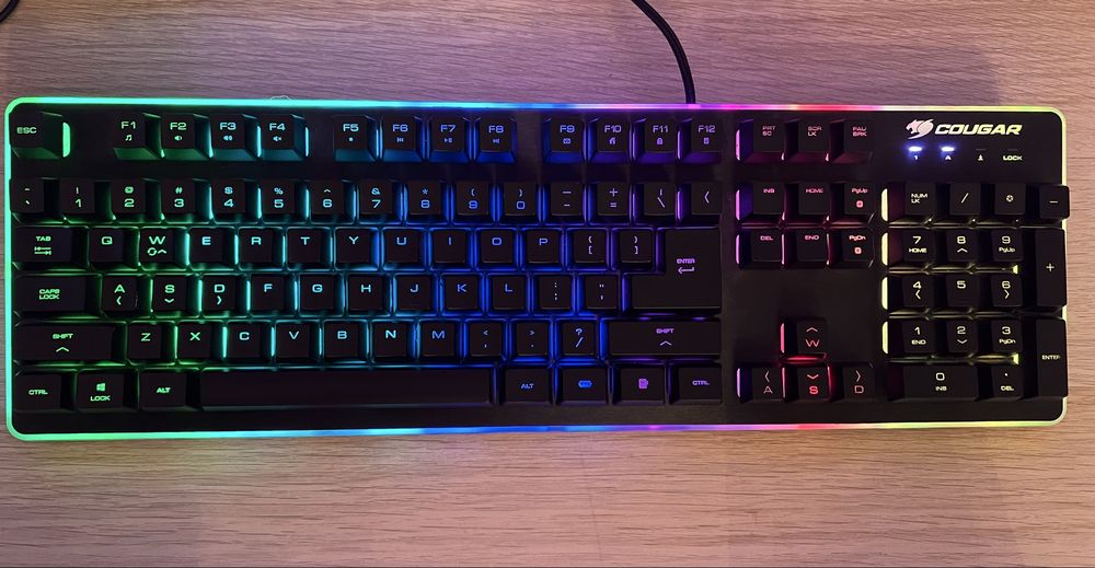 Продават се слушалки и мишки на razer и клавиатура  на cougar