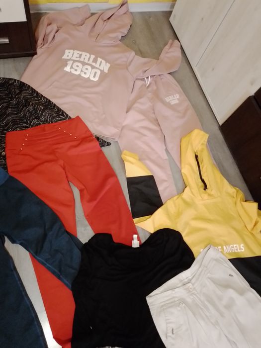 Lot m contine bluze pantaloni  colant