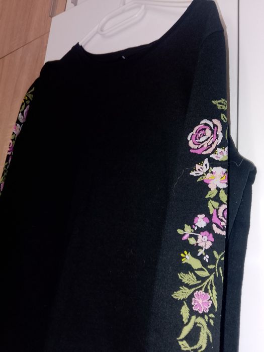 Стилна рокля с флорални мотиви