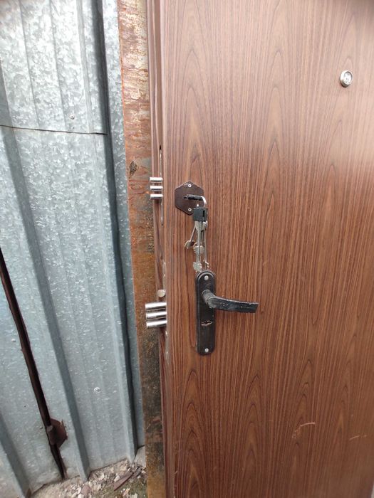 Метална врата с 2 брави