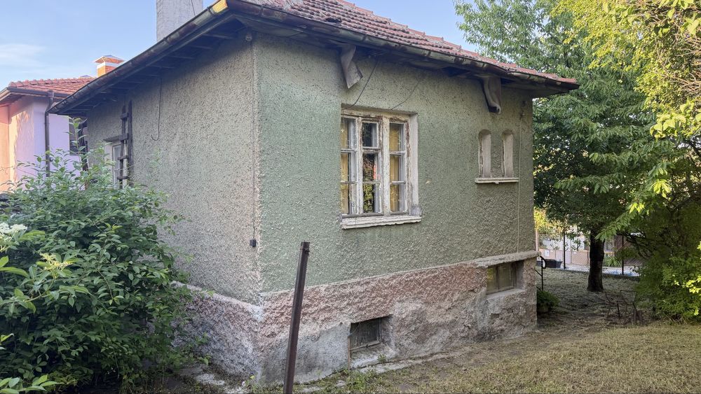 Двор с къща в гр. Перник