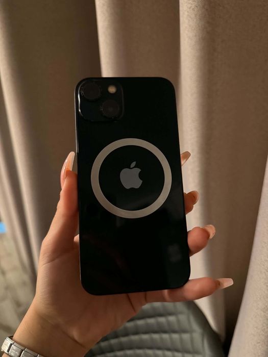 Телефон iPhone 13