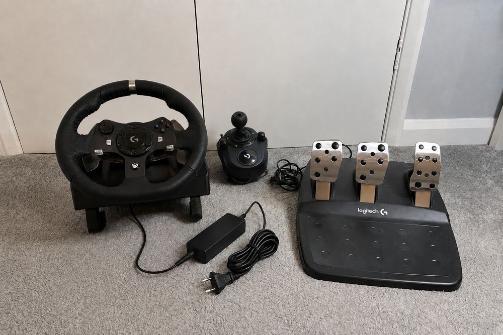Logitech G920 + скоростен лост в добро състояние