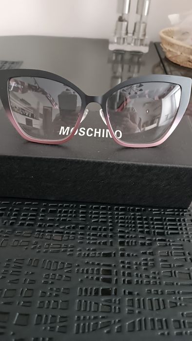 Продаю новые очки Moschino