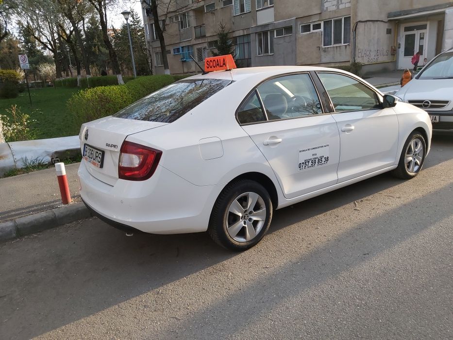 Instructor auto cat B scoala de șoferi