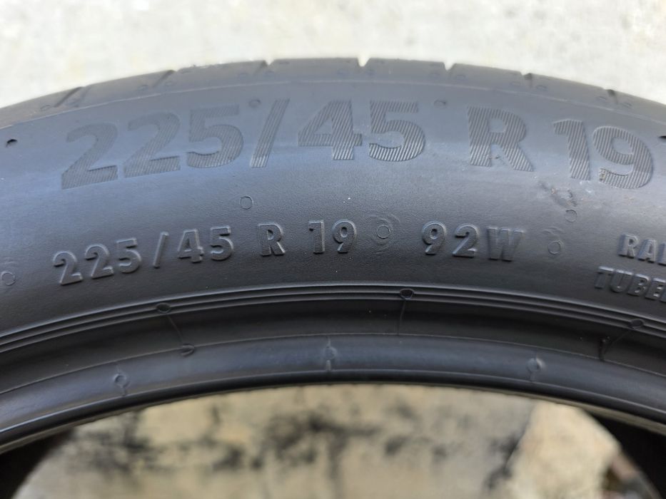 Vand  două anvelope de vara continental  225 45 19  dot 0723