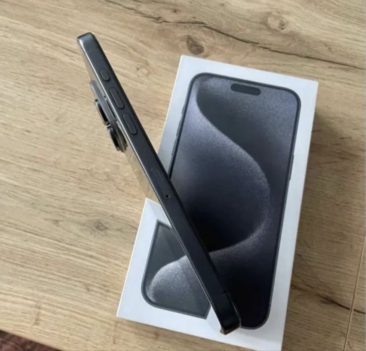 Продавам  Iphone15 Pro Max 256 gb Телефона е като нов без драскотина!